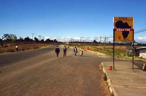 Der Äquator auf der A2 südlich Nanyuki, Kenia. / The equator on the A2 south of Nanyuki, Kenya. / (c) Walter Mitch Podszuck (Bwana Mitch) - #980831-14
