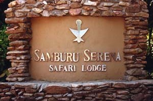 Lodge-Schild an der Einfahrt zur Samburu Serena Safari Lodge, Buffalo Springs National Reserve, Kenia. / Lodge sign at entrance of Samburu Serena Safari Lodge, Buffalo Springs National Reserve, Kenya. / (c) Walter Mitch Podszuck (Bwana Mitch) - #980831-48