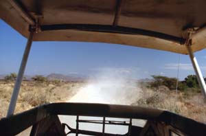 Staubwolke hinter dem Safaribus. Buffalo Springs National Reserve, Kenia. / Cloud of dust behind the safari bus. Buffalo Springs National Reserve, Kenya. / (c) Walter Mitch Podszuck (Bwana Mitch) - #980901-18