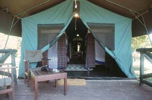 Blick in Zelt #14 vom Mara Safari Club. Ol Chorro Orogwa Group Ranch (Masai Mara), Kenia. / View into tent #14 of Mara Safari Club. Ol Chorro Orogwa Group Ranch (Masai Mara), Kenya. / (c) Walter Mitch Podszuck (Bwana Mitch) - #980903-069