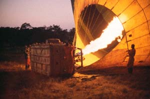 Startvorbereitungen für den Heißluftballon "Twiga". Ol Chorro Orogwa Group Ranch (Masai Mara), Kenia. / Launch preparations for hot-air balloon "Twiga". Ol Chorro Orogwa Group Ranch (Masai Mara), Kenya. / (c) Walter Mitch Podszuck (Bwana Mitch) - #980904-002
