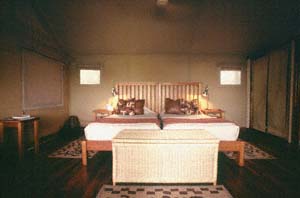 Im Zelt #7 vom Chief's Camp. Chief's Island, Moremi Game Reserve, Botsuana. / Inside tent #7 of Chief's Camp. Chief's Island, Moremi Game Reserve, Botswana. / (c) Walter Mitch Podszuck (Bwana Mitch) - #991227-078