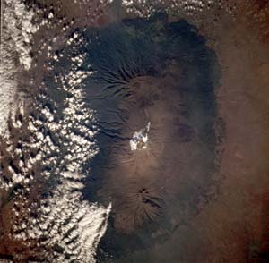 Mount Kilimanjaro aus dem Weltraum / Mount Kilimanjaro from space / Courtesy National Aeronautics and Space Administration (NASA) - #STS066-117-063